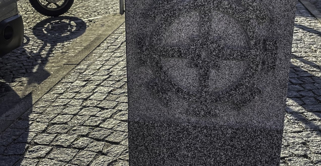 Geod&auml;tischer Referenzpunkt M&uuml;hldorf a. Inn, &copy; Andreas Wiesenzarter