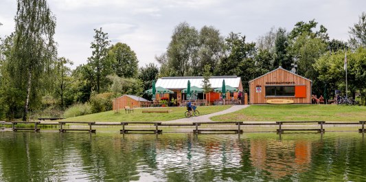 Biergarten und Wasserwachtstation am Marklter Badesee, © Inn-Salzach Tourismus