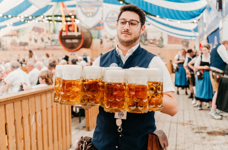 Mann tr&auml;gt einige Ma&szlig; Bier, &copy; Inn-Salzach Tourismus