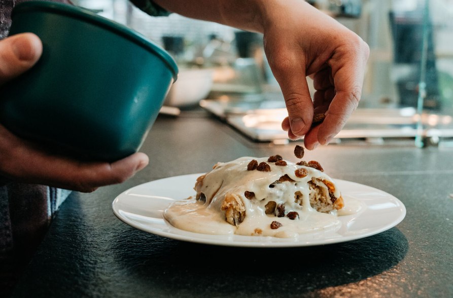 Apfelstrudel wird mit Rosinen verfeinert, &copy; Inn-Salzach Tourismus