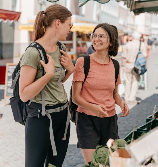 Zwei Frauen beim Einkauf auf dem M&uuml;hldorfer Bauernmarkt, &copy; Inn-Salzach Tourismus