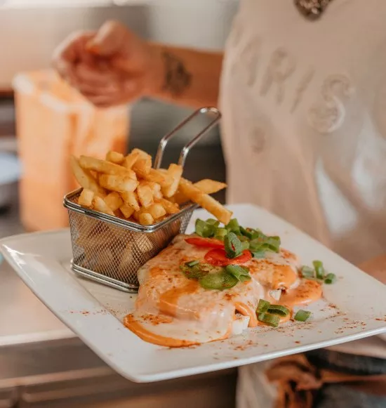 Teufelstoast mit Pommes wird serviert, © Inn-Salzach Tourismus