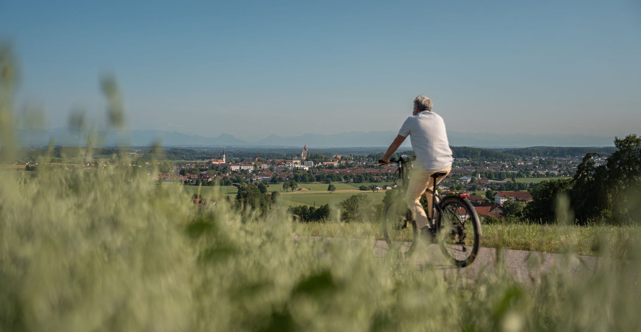 Radfahrer mit Blick auf Haag i. OB, © Inn-Salzach Tourismus