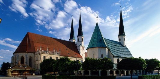 Stiftspfarrkirche St. Philippus und Jakobus hinter der Gnadenkapelle auf dem Altöttinger Kapellplatz, © Tourismusverband Inn-Salzach
