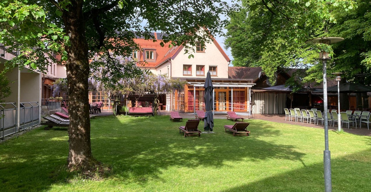 Caritashaus Altötting mit Bäumen, © Caritashaus Altötting