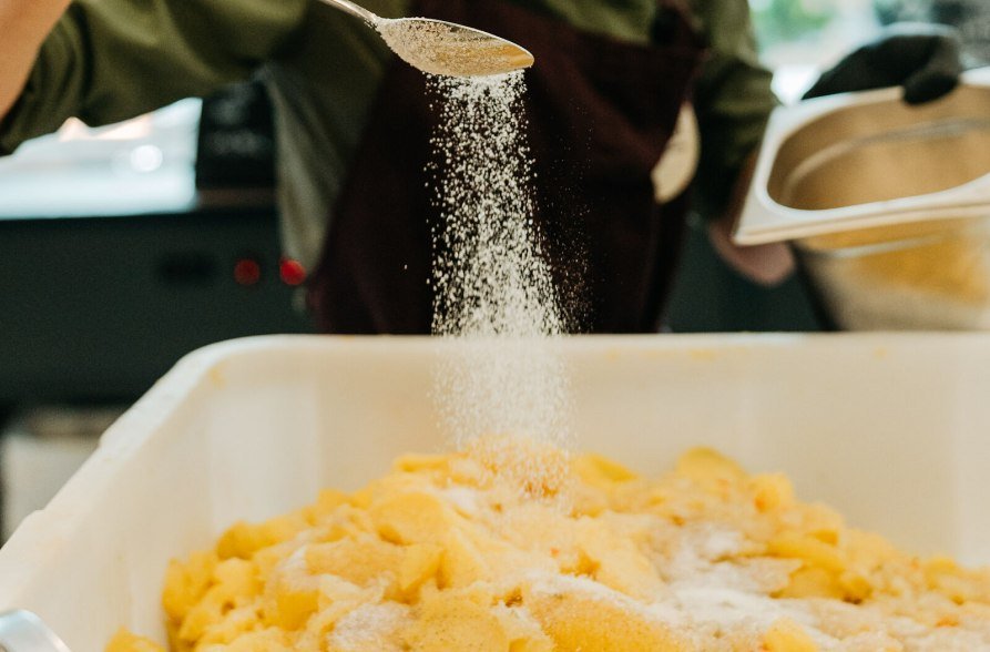 Kartoffelgurkensalat mit Salz w&uuml;rzen, &copy; Inn-Salzach Tourismus