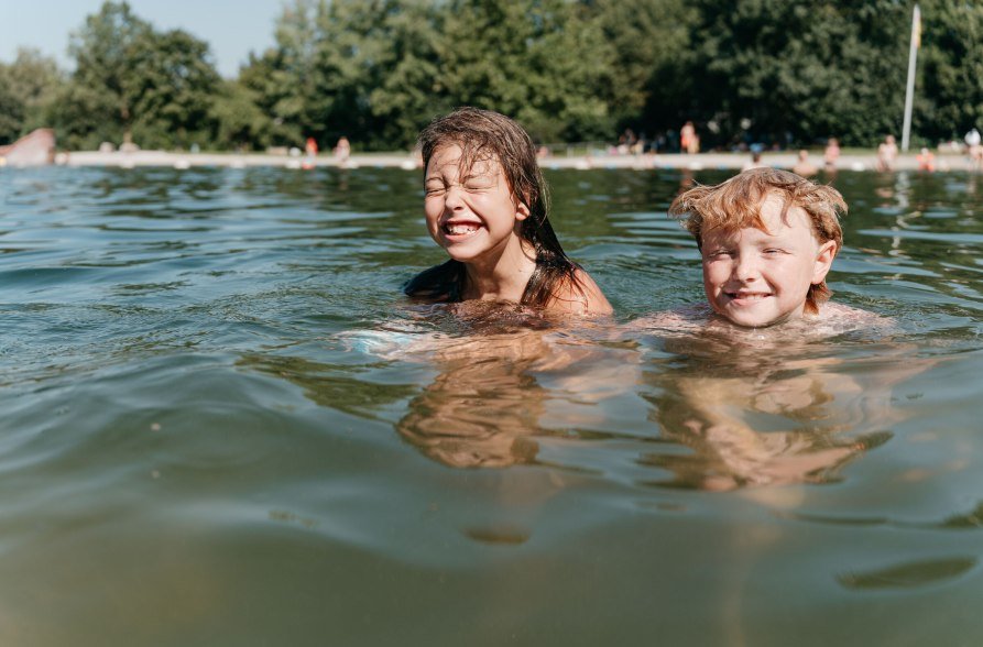 Baden und Spielen in der Grünen Lagune in Ampfing, © Inn-Salzach Tourismus