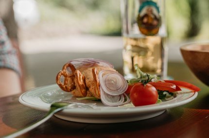 Obadzda auf Teller mit Zwiebeln und Tomaten, © Inn-Salzach Tourismus