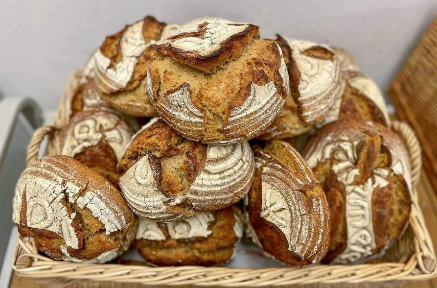 Brotlaibe aufeinander gestapelt, &copy; Schacherbauerhof