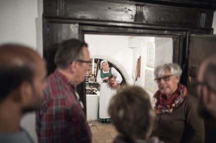 Schauspielerin und Gruppe bei Führung durch Mühldorf a. Inn, © Inn-Salzach Tourismus