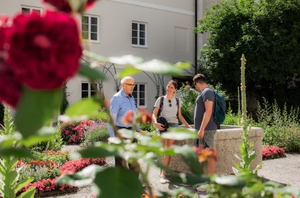 Personen bei einer F&uuml;hrung durch die Kosterg&auml;rtnerei Gars, &copy; Inn-Salzach Tourismus