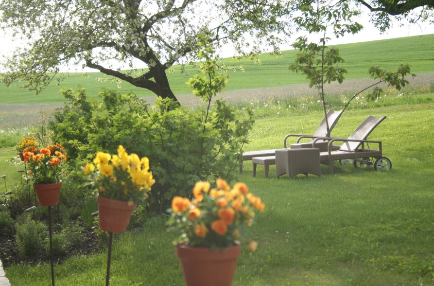 Garten mit Liegen beim AmVieh-Theater in Schwindegg, &copy; AmVieh-Theater
