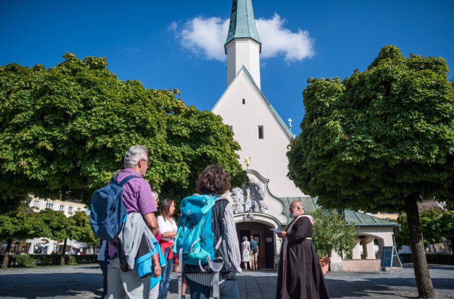 Pilgersegen durch einen Pater in Altötting, © Inn-Salzach Tourismus