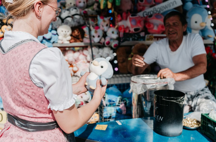 Frau mit Kuscheltier-Gewinn, &copy; Inn-Salzach Tourismus