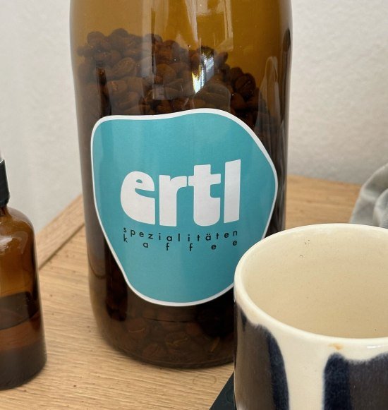 ertl.kaffee Flasche mit Bohnen, &copy; ertl.kaffee