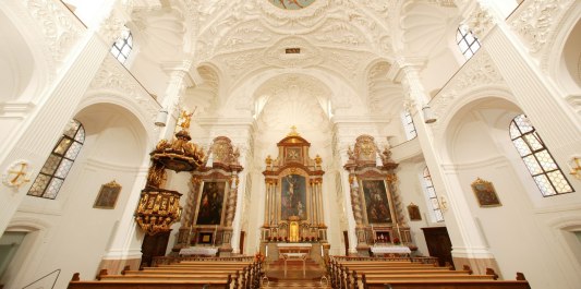 Der Innenraum der Kapuzinerkirche und des Klosters St. Magdalena auf dem Altöttinger Kapellplatz, © Tourismusbüro Altötting