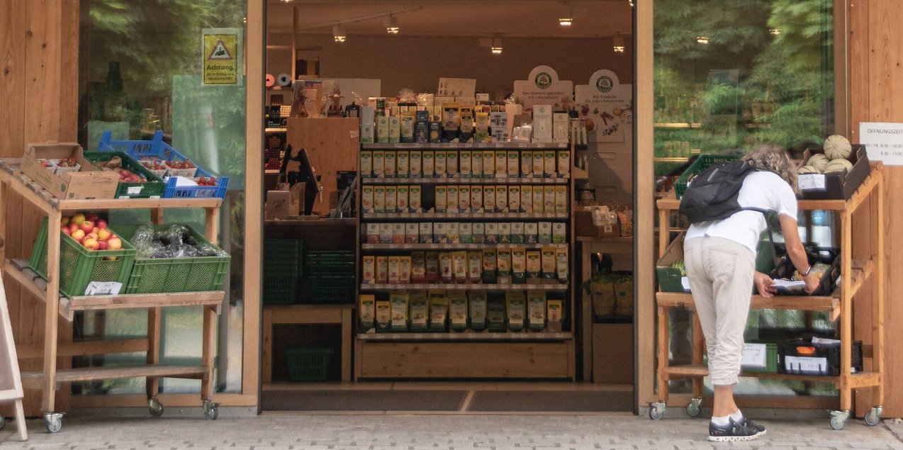 Frau beim Einkaufen im Hofladen Bruckmayer Mühle, © Inn-Salzach Tourismus