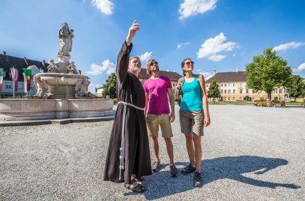 Pater mit Radfahrern am Kapellplatz Alt&ouml;tting, &copy; Inn-Salzach Tourismus