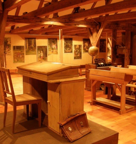 Schulb&auml;nke im Schulmuseum Neumarkt-St Veit, &copy; Verwaltungsgemeinschaft Neumarkt-Sankt Veit