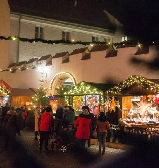 Besucher bei Nacht am Christkindlmarkt M&uuml;hldorf a. Inn, &copy; Inn-Salzach Tourismus