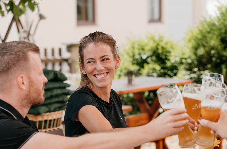 Gruppe beim Ansto&szlig;en mit Wei&szlig;bier, &copy; Inn-Salzach Tourismus