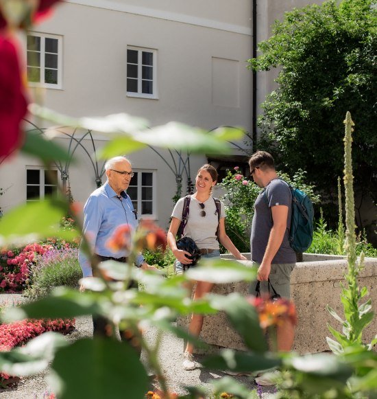 Personen bei einer F&uuml;hrung durch die Kosterg&auml;rtnerei Gars, &copy; Inn-Salzach Tourismus
