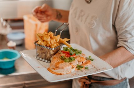 Teufelstoast mit Pommes wird serviert, &copy; Inn-Salzach Tourismus