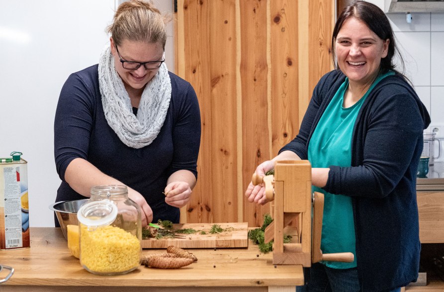Spaß bei der Zubereitung von Douglasienbutter, © Inn-Salzach Tourismus