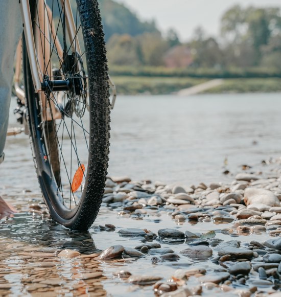 Barfu&szlig; mit Fahrrad am Salzachstrand, &copy; Inn-Salzach Tourismus