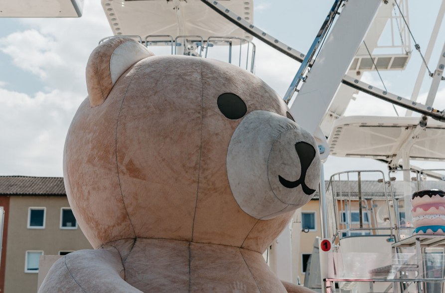 Aufblasbarer B&auml;r bei einem Fahrgesch&auml;ft, &copy; Inn-Salzach Tourismus