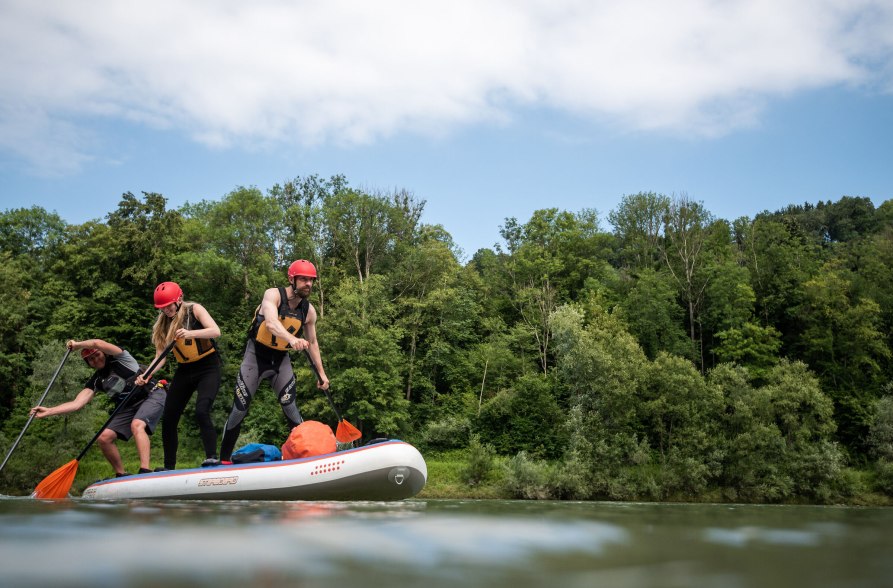 Gruppe unterwegs mit dem BIG-SUP auf der Salzach, &copy; Inn-Salzach Tourismus