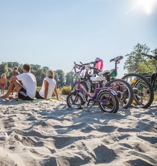 Radler-Pause am Innstrand mit der Familie, &copy; Inn-Salzach Tourismus