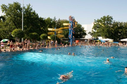 Wacker Freibad Burghausen an einem warmen Sommertag, © Landratsamt Altötting