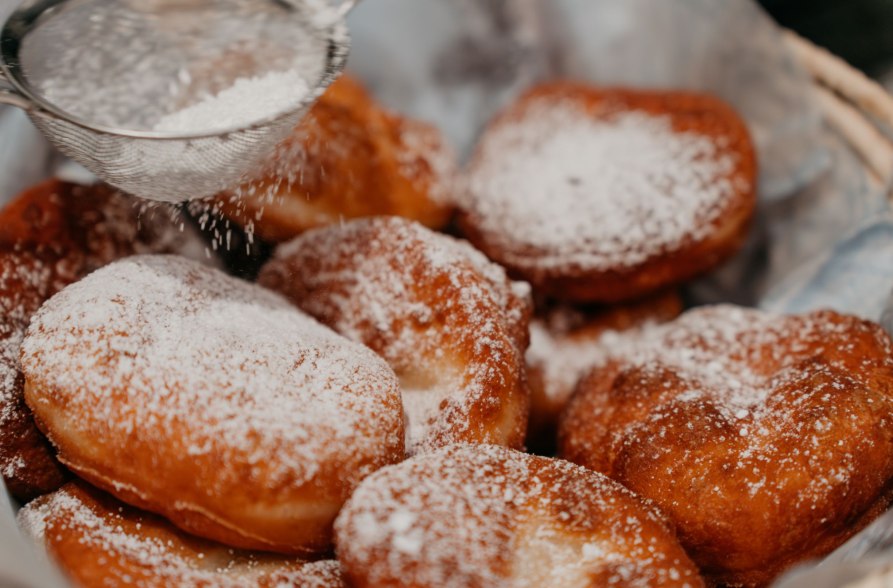 Faschingskrapfen mit Puderzucker, &copy; Inn-Salzach Tourismus
