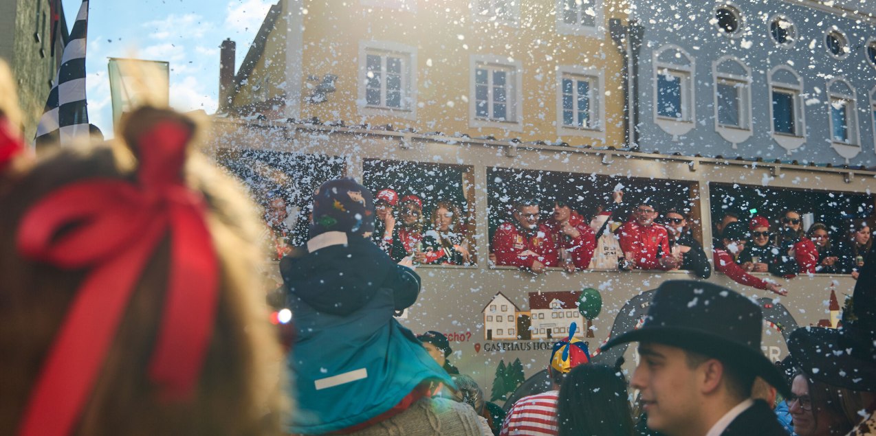 Faschingsumzug mit zahlreichen Besuchern, © Inn-Salzach Tourismus