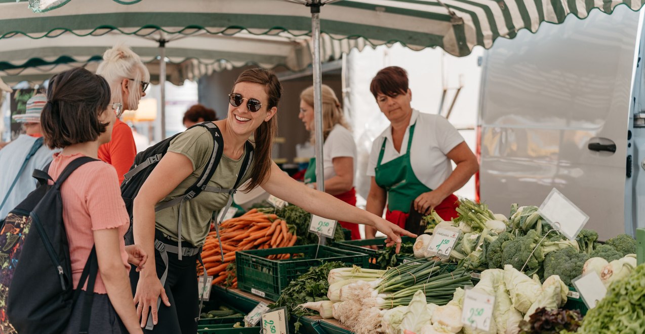 Zwei Frauen beim Einkaufen am Wochenmarkt Mühldorf, © Inn-Salzach Tourismus