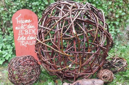 Kugel geflochten aus Weiden, &copy; Christine Schwarzenbeck