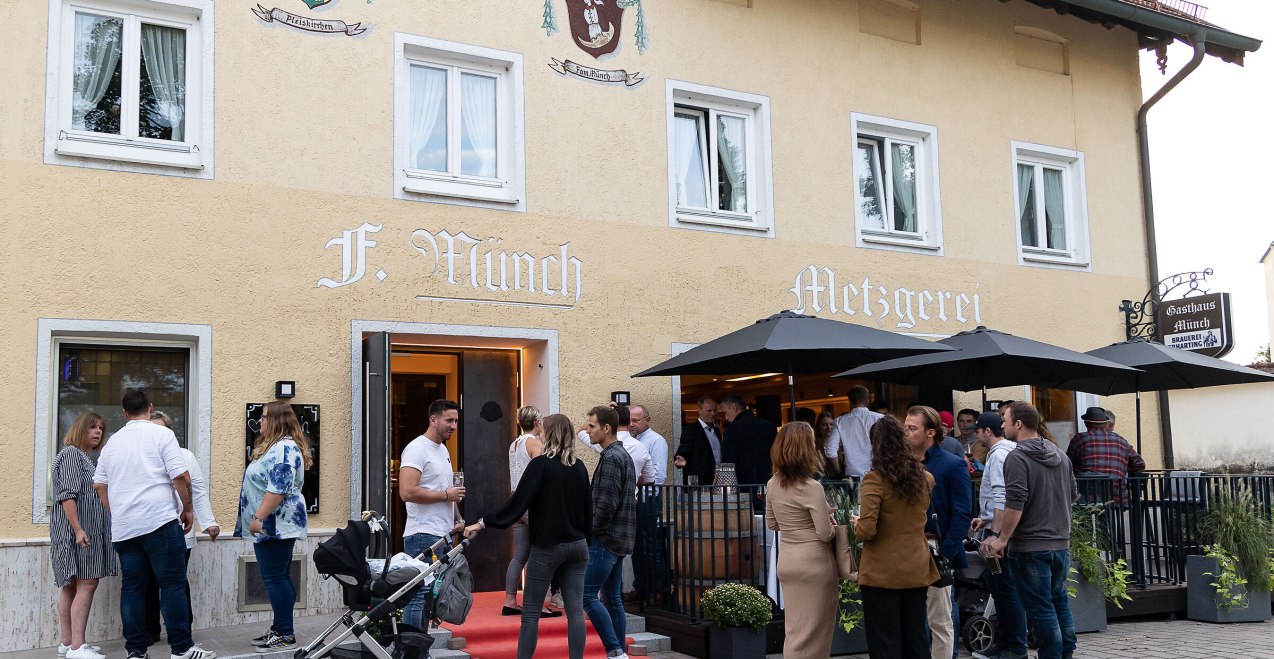 Leute feiern vorm Gasthaus Münch, © Gasthaus Münch