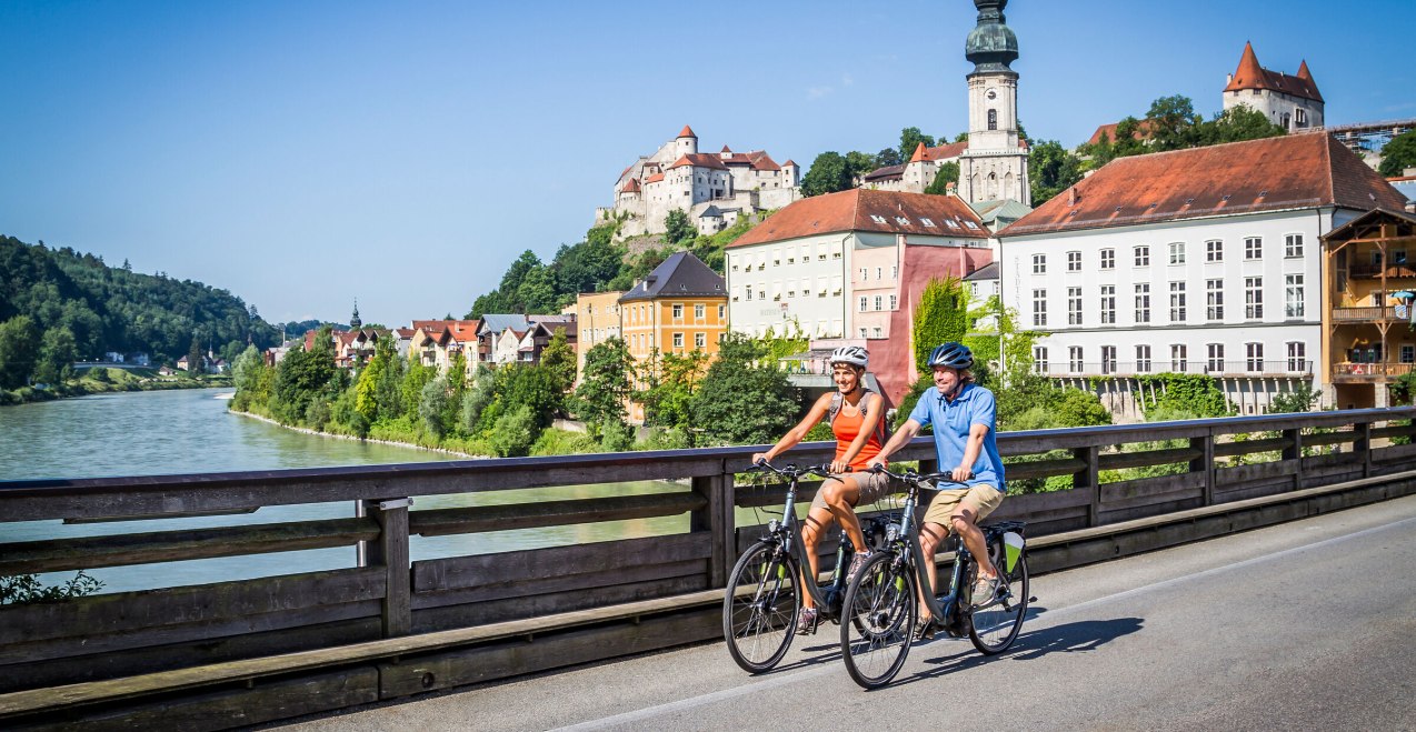 Radfahrer auf der Salzachbr&uuml;cke in Burghausen, &copy; Inn-Salzach Tourismus