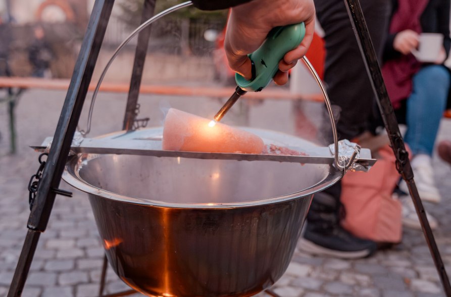 Feuerzangenbowle am Christkindlmarkt Kraiburg, &copy; Inn-Salzach Tourismus