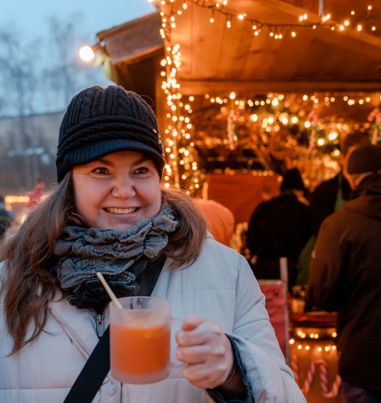 Frau bei Christkindlmarkt-Besuch, © Inn-Salzach Tourismus