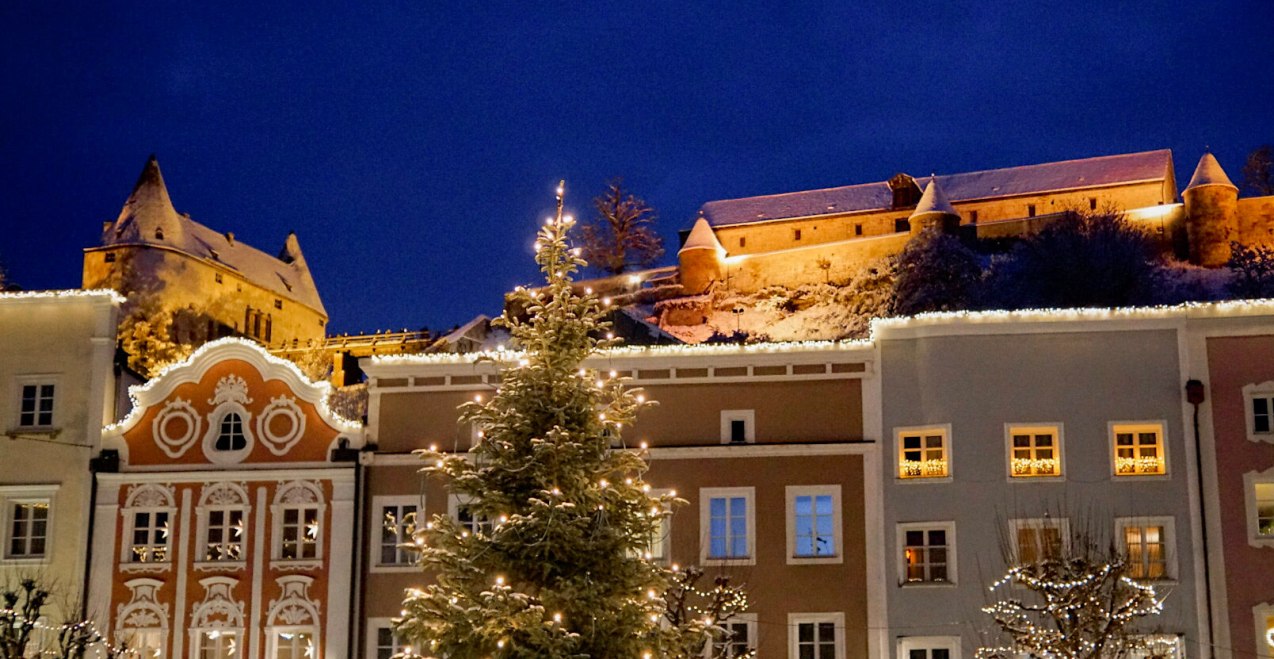 Blick auf die beleuchtete Burg und die Fassaden der Altstadt Burghausen Burghausen, &copy; Inn-Salzach Tourismus