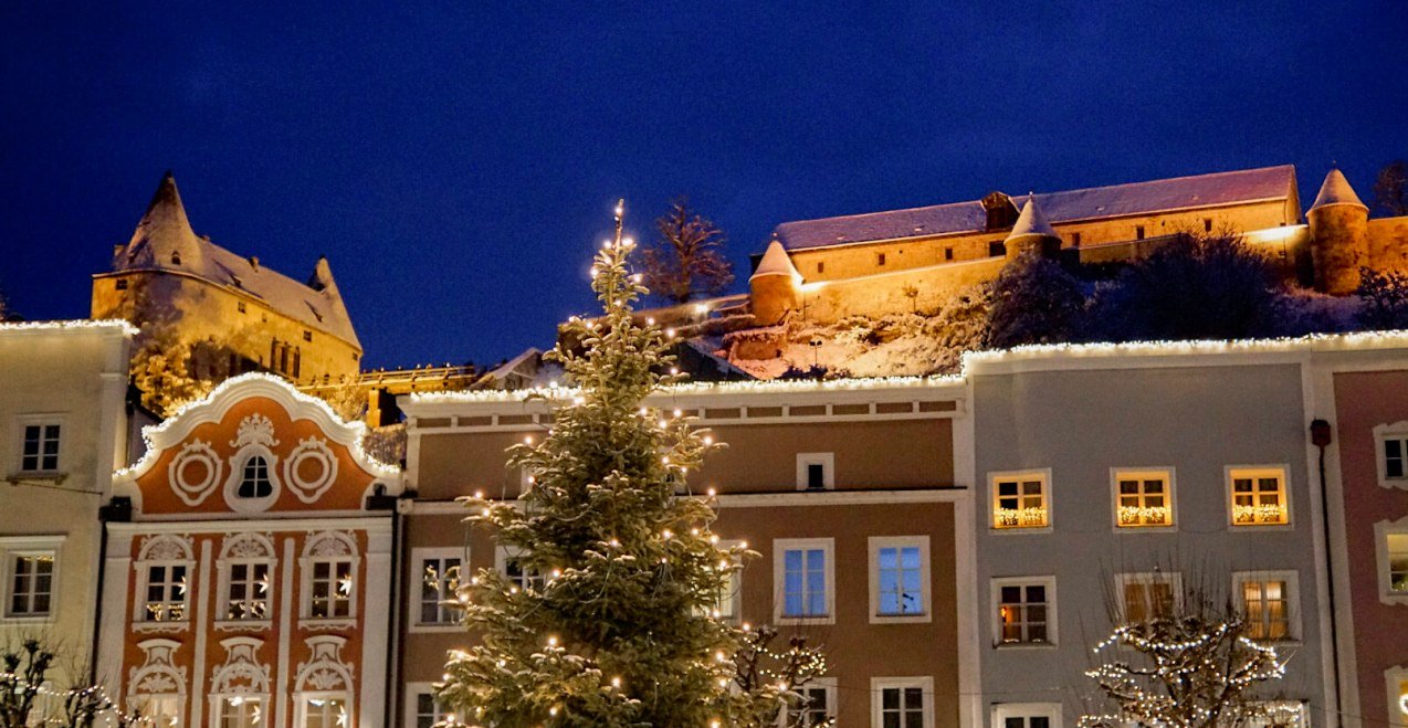Blick auf die beleuchtete Burg und die Fassaden der Altstadt Burghausen Burghausen, © Inn-Salzach Tourismus