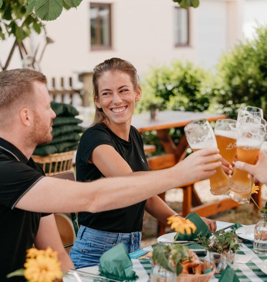 Gruppe beim Ansto&szlig;en mit Wei&szlig;bier, &copy; Inn-Salzach Tourismus