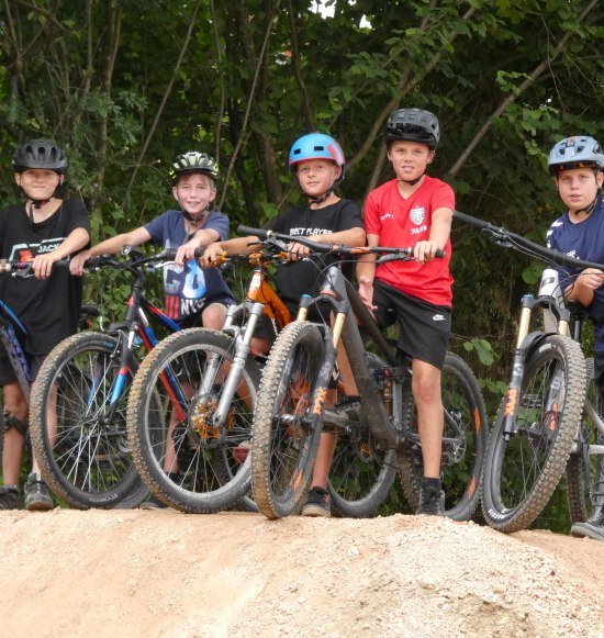 Junge Radfahrer auf dem Pumptrack in Perach, &copy; ILE-Holzland