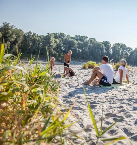 Radler-Pause am Innstrand mit der Familie, © Inn-Salzach Tourismus