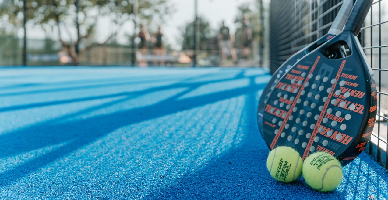 Padel-Tennis Schläger und Bälle, © Inn-Salzach Tourismsu