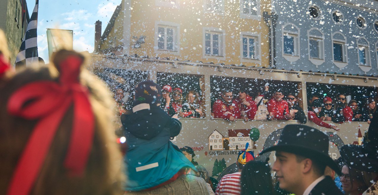 Faschingsumzug mit zahlreichen Besuchern, © Inn-Salzach Tourismus