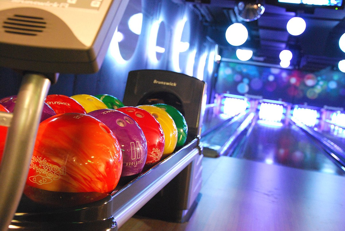 Bowlingkugeln vor der Bahn bei Top Bowl in Neuötting, © Top-Spiel Entertainment GmbH