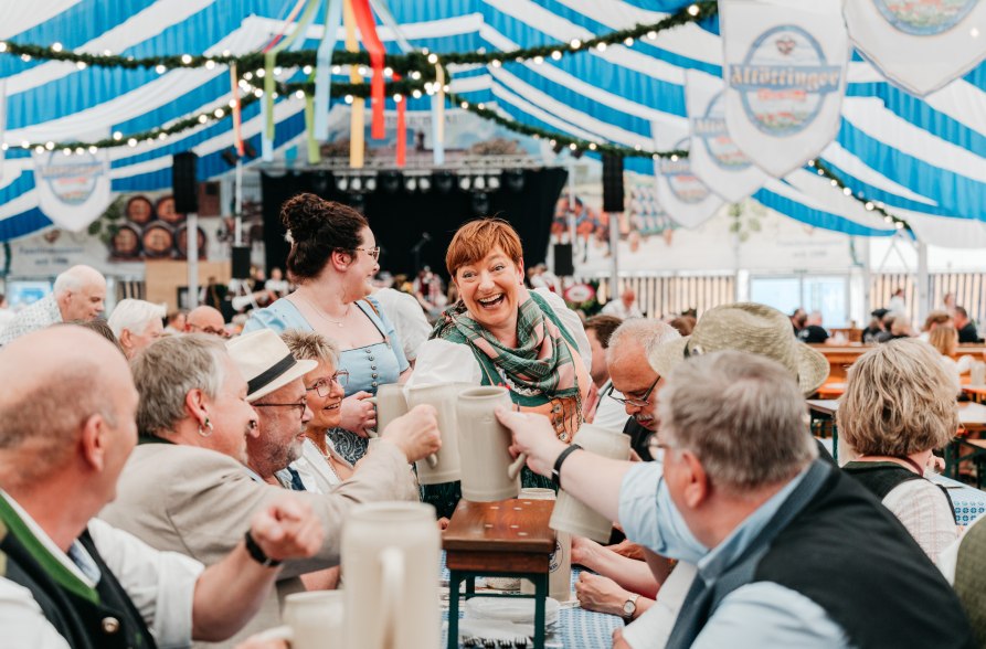 Frau Hell im Bierzelt der Alt&ouml;ttinger Hofdult, &copy; Tourismusverband Inn-Salzach